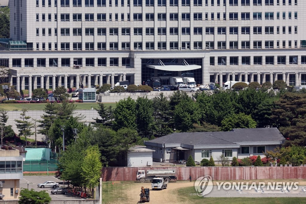 Moving trucks are parked at the defense ministry building in Seoul on May 5, 2022, as the ministry wraps up relocation work to empty its main building, which will be used as the country's new presidential office. President-elect Yoon Suk-yeol has decided to move the presidential office to the compound from Cheong Wa Dae in the northern part of the capital. (Yonhap)