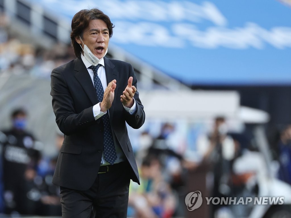 선수들 독려하는 홍명보 감독