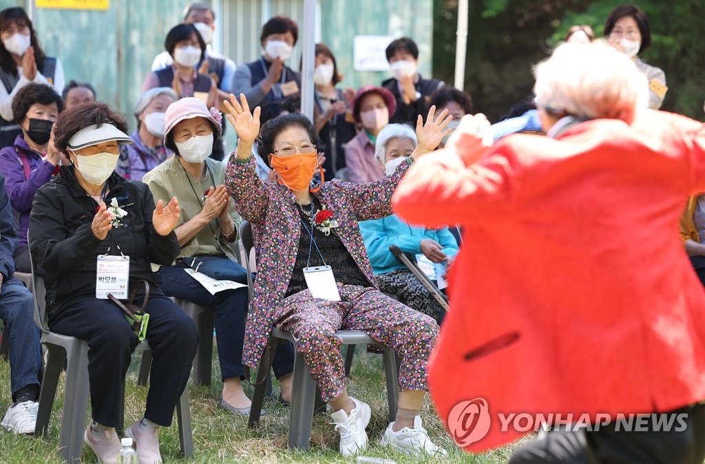 웃음꽃 핀 어르신들