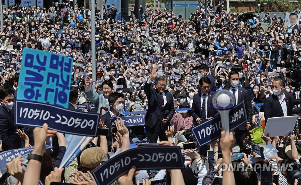 文前大統領がソウル離れ地方の自宅に　「解放された」＝約１千人が見送り　