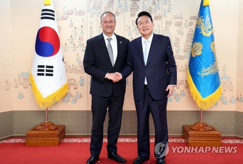 握手を交わす尹大統領（右）とエムホフ氏＝１０日、ソウル（聯合ニュース）