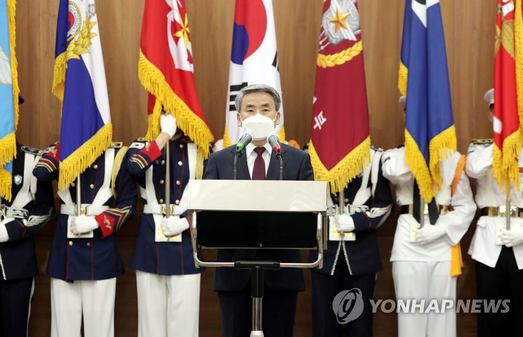 En la imagen, proporcionada por el periódico del Ejército, el Korea Defense Daily, se muestra al ministro de Defensa surcoreano, Lee Jong-sup, hablando durante su ceremonia de inauguración, el 11 de mayo de 2022, en Seúl. (Prohibida su reventa y archivo) 