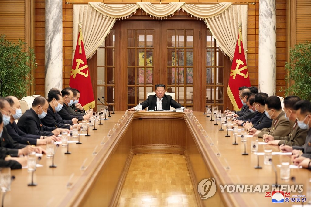 Le dirigeant nord-coréen Kim Jong-un (au c.) dirige le jeudi 12 mai 2022 une réunion du bureau politique du Parti du travail au siège du Comité central du Parti à Pyongyang suite à la confirmation le 8 mai d'un premier cas du variant Omicron du nouveau coronavirus (Covid-19), a rapporté le même jour l'Agence centrale de presse nord-coréenne (KCNA). (Utilisation en Corée du Sud uniquement et redistribution interdite)