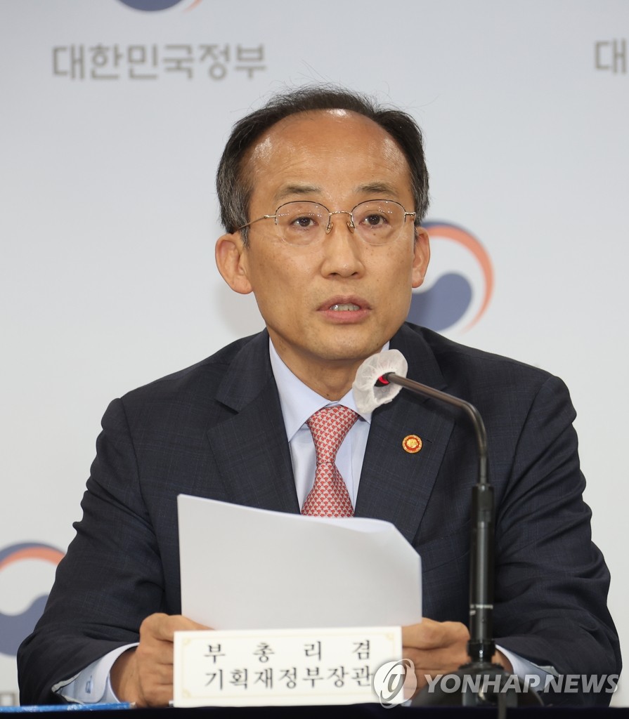 Finance Minister Choo Kyung-ho speaks during a government briefing on the extra budget proposal on May 12, 2022. (Yonhap) 