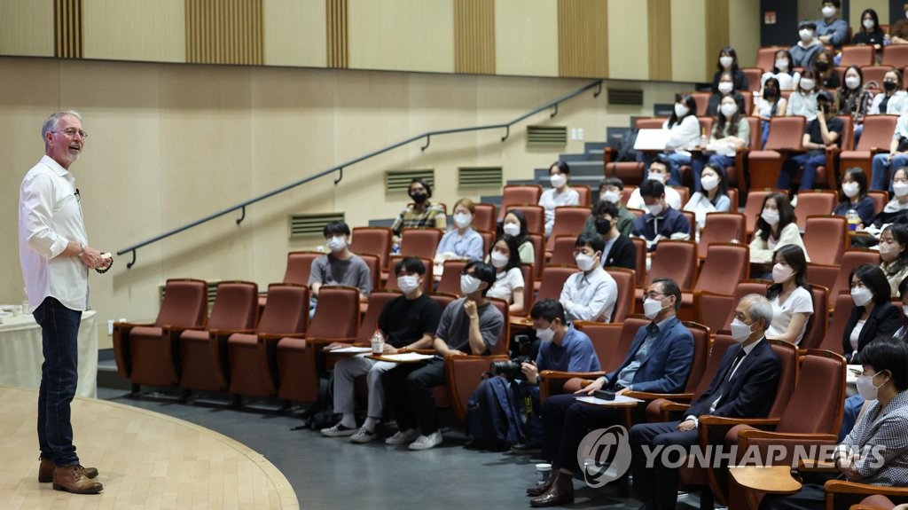 American professor's lecture in Seoul