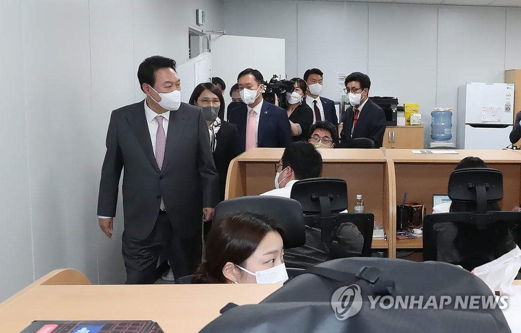 President Yoon Suk-yeol visits the press room of the new presidential office in Yongsan, Seoul, on May 13, 2022. (Pool photo) (Yonhap)