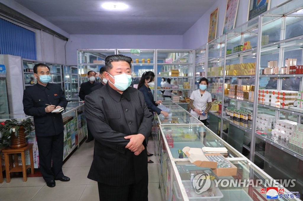 الزعيم الكوري الشمالي «كيم جونغ-أون» يعقد اجتماعا للمكتب السياسي وسط تفشي كوفيد-19