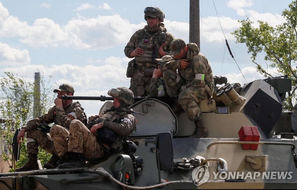 우크라 부상병 이송 기다리는 친러시아 DPR 군인들
