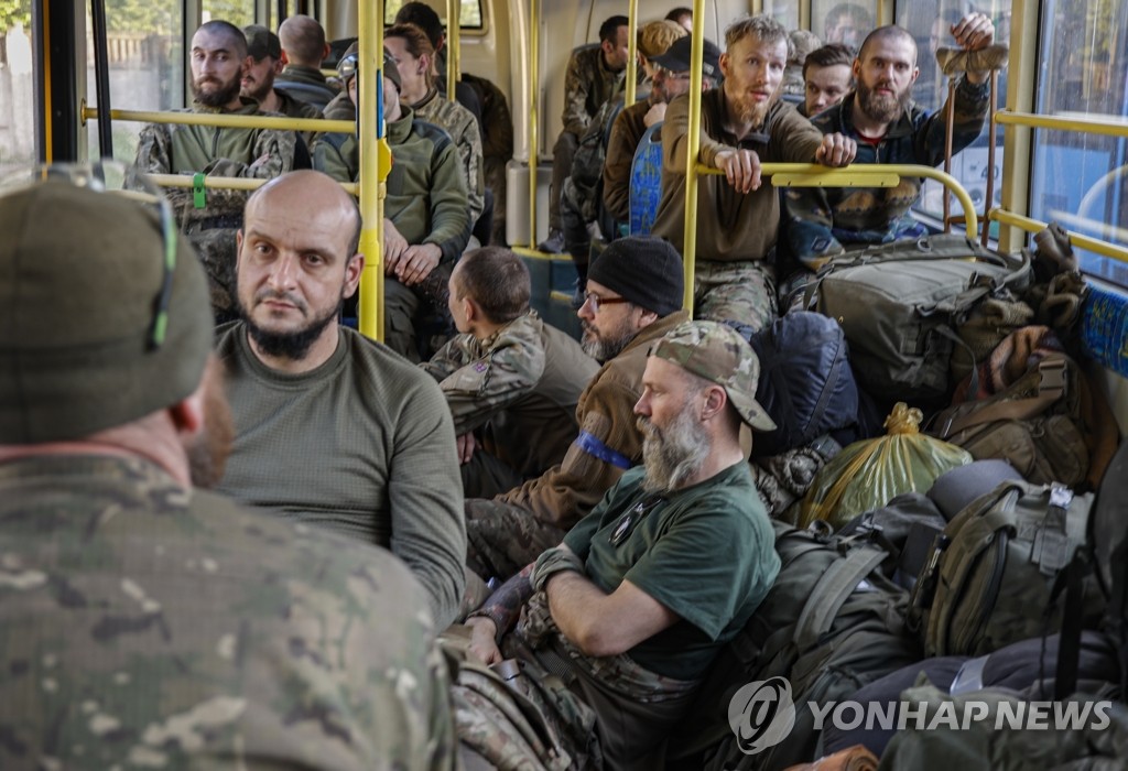 호송 버스에 앉아 있는 우크라 아조우스탈 투항병들