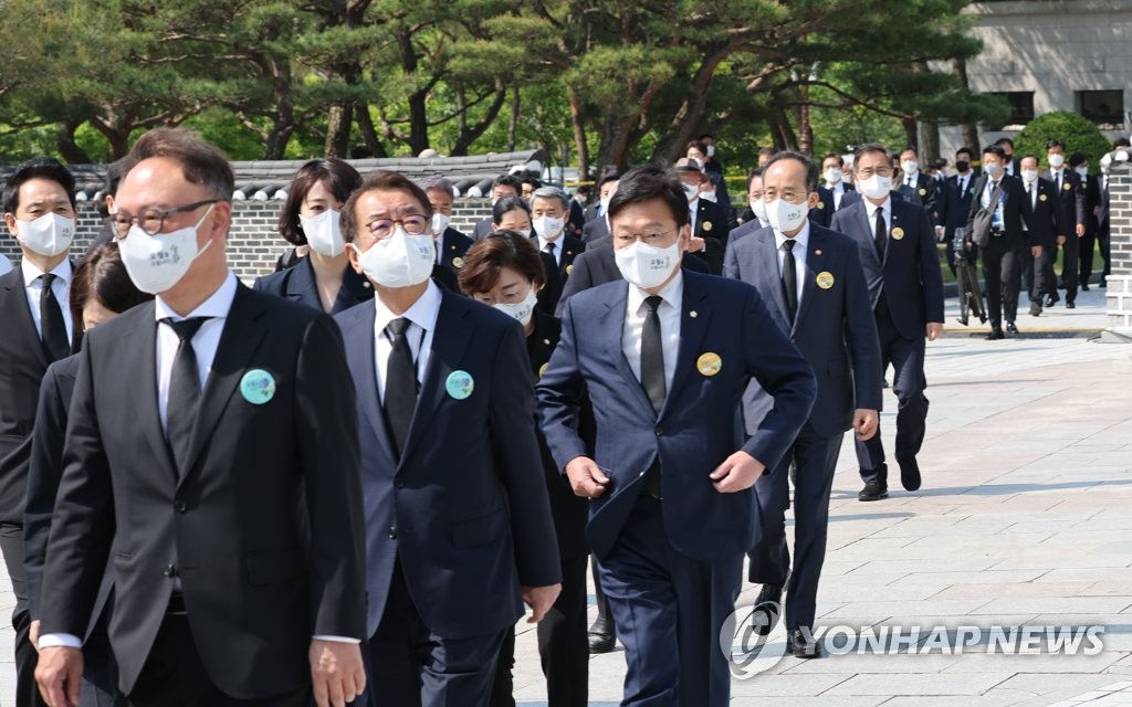 Lawmakers of the ruling People Power Party (PPP) attend a memorial ceremony at a national cemetery in the southwestern city of Gwangju on May 18, 2022, to mark the 42nd anniversary of the democracy movement that took place in the city. (Yonhap)