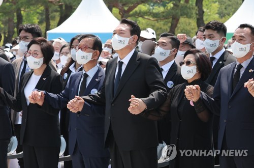 '님을 위한 행진곡' 제창하는 윤석열 대통령