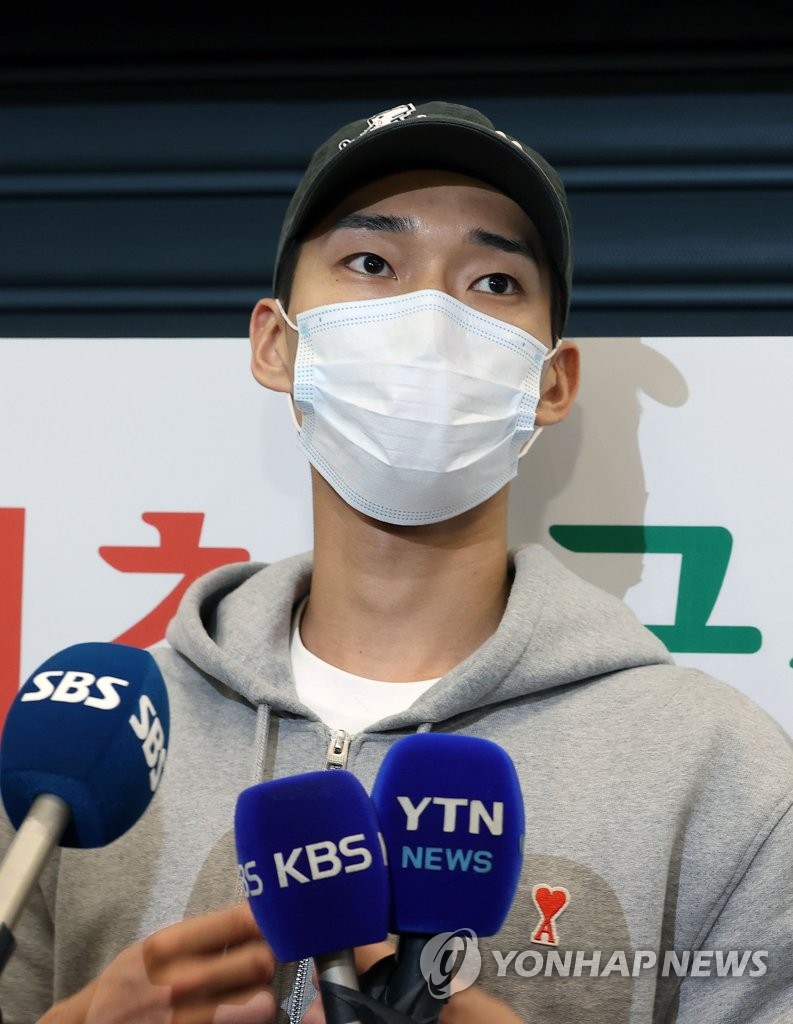 South Korean high jumper Woo Sang-hyeok speaks to reporters at Incheon International Airport in Incheon, just west of Seoul, on May 19, 2022, following his Diamond League victory in Doha. (Yonhap)