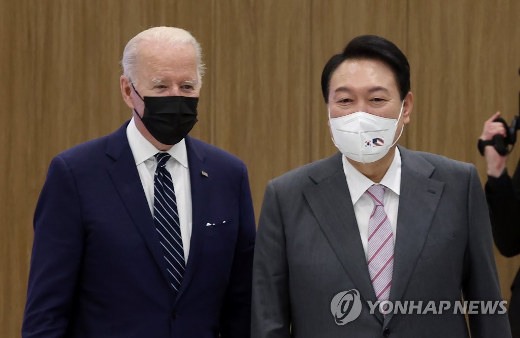 President Yoon Suk-yeol (R) greets U.S. President Joe Biden at a Samsung Electronics semiconductor plant in Pyeongtaek, 70 kilometers south of Seoul, on May 20, 2022. (Yonhap)