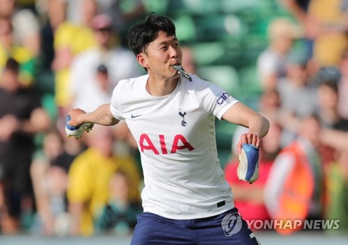 '득점왕 축구화' 관중석으로 던지는 토트넘 손흥민