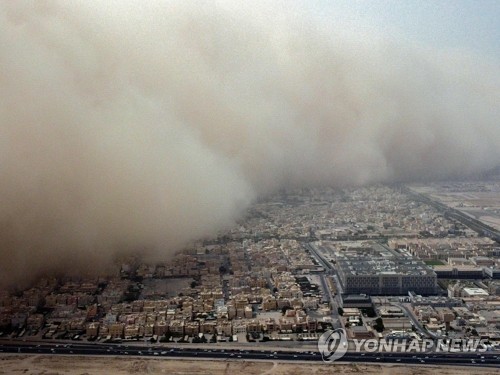 ‘영화 속 그 장면이 현실로’…쿠웨이트 덮치는 거대 모래폭풍