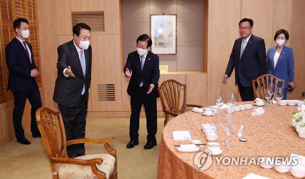 자리로 향하는 윤석열 대통령과 박병석 국회의장