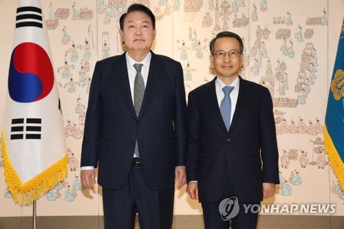 Yoon presents letter of appointment to spy chief