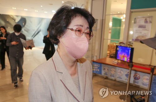 김승희, '입법정책 개발비 225만원' 선거활동 유용 의혹