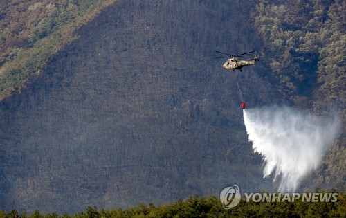 밀양 산불 현장에 투입된 군용 헬기