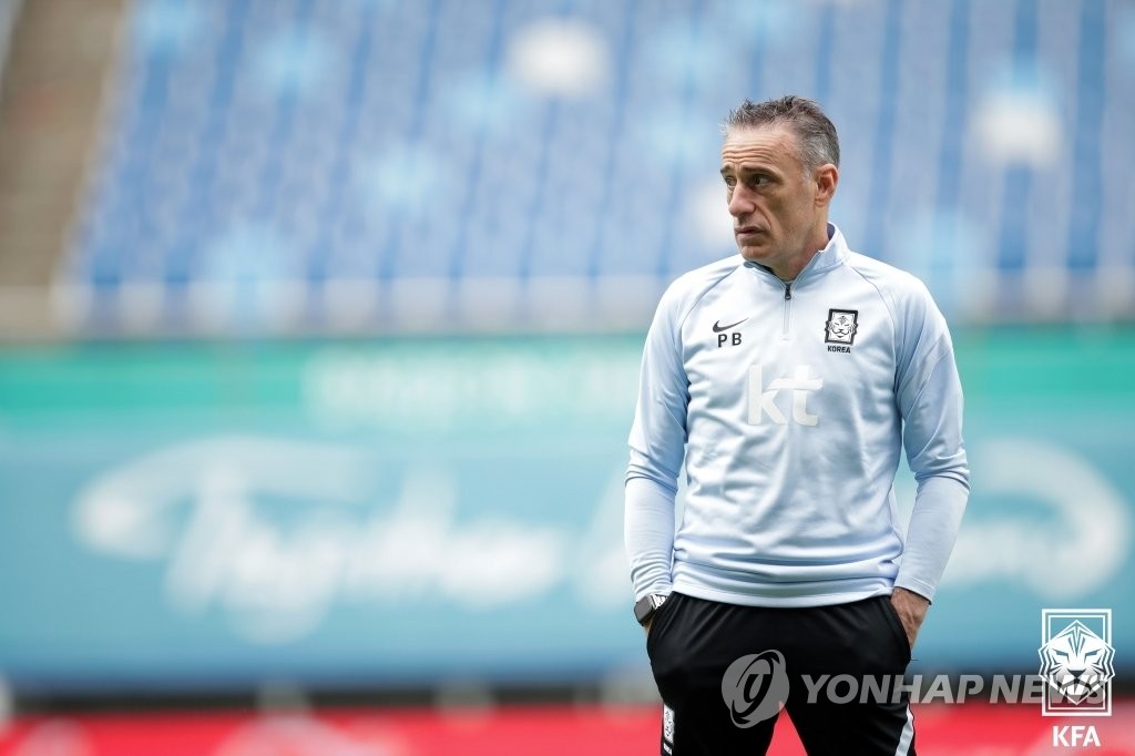 Paulo Bento, head coach of the South Korean men's national football team, watches his players during a training session at Daejeon World Cup Stadium in Daejeon, some 160 kilometers south of Seoul, on June 5, 2022, the eve of a pre-World Cup friendly against Chile, in this photo provided by the Korea Football Association. (PHOTO NOT FOR SALE) (Yonhap)