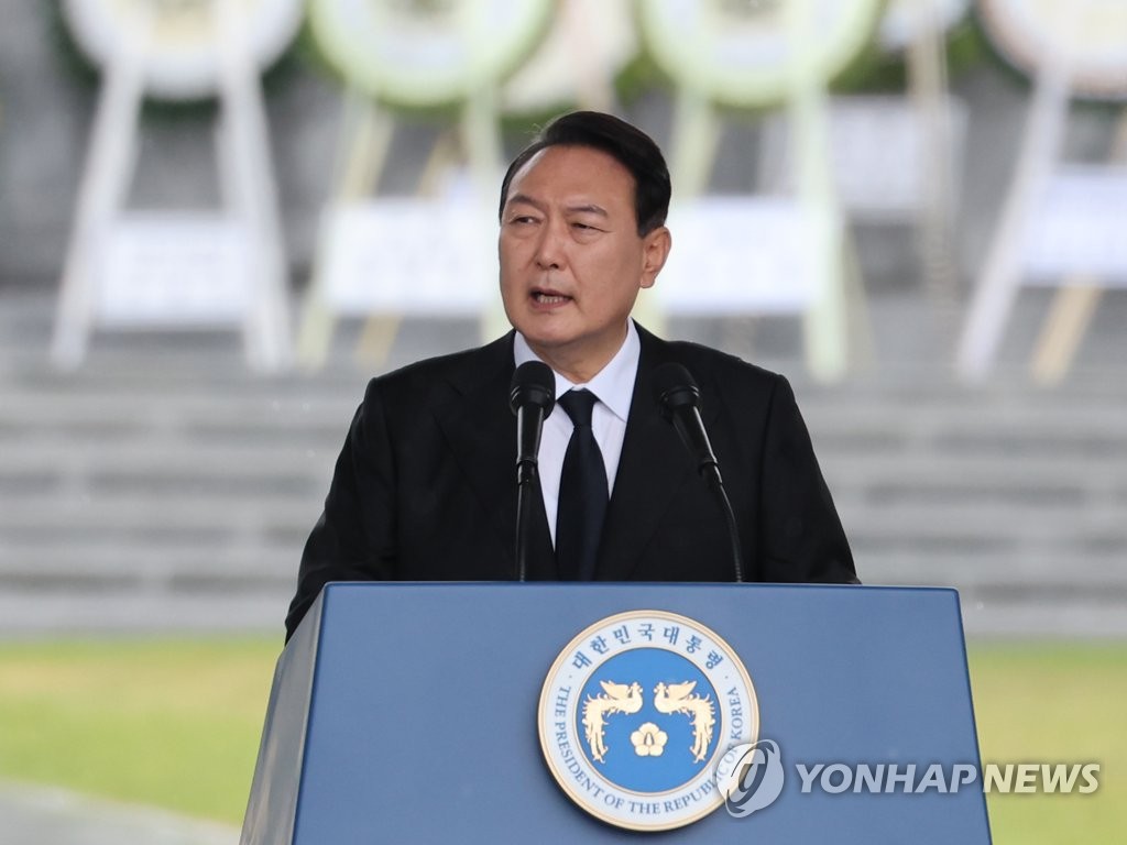 El presidente surcoreano, Yoon Suk-yeol, lleva a cabo un discurso, en una ceremonia del Día de los Caídos, celebrada, el 6 de junio de 2022, en el Cementerio Nacional de Seúl, en el distrito de Dongjak, en la capital surcoreana.
