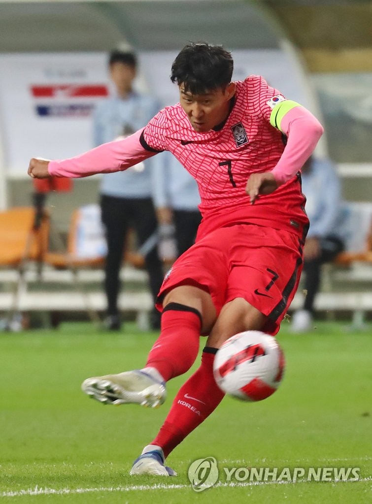 In this file photo from June 6, 2022, Son Heung-min of South Korea scores a free kick goal against Chile during the countries' friendly football match at Daejeon World Cup Stadium in Daejeon, 160 kilometers south of Seoul. (Yonhap)