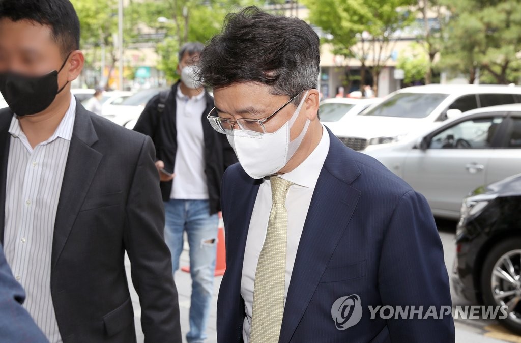 'BBQ 내부망 불법접속 혐의' 박현종 bhc 회장 선고공판 출석