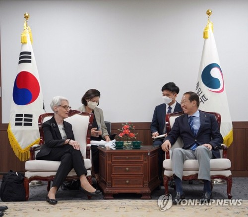 Le ministre de l'Unification et Sherman discutent de la nécessité pour la Corée du Nord de reprendre le dialogue