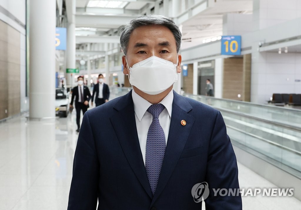 Defense Minister Lee Jong-sup arrives at Incheon International Airport, west of Seoul, on June 9, 2022. (Yonhap)