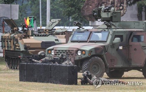 Une manœuvre militaire sud-coréano-américaine en cours avec des véhicules blindés