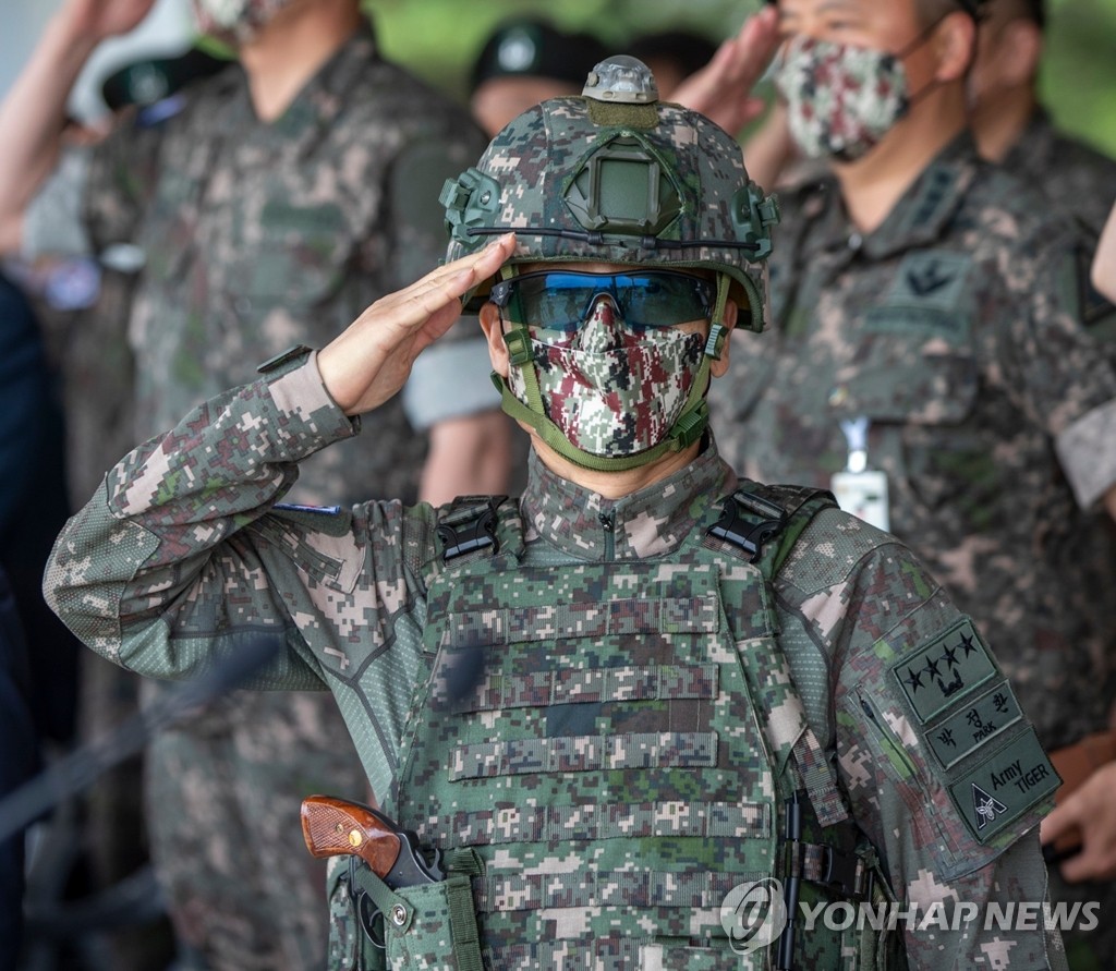 경례하는 박정환 육군참모총장