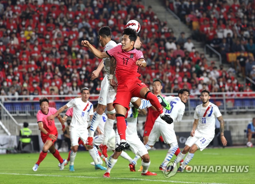 Na Sang-ho of South Korea (C) battles for the ball against Paraguay during the countries' friendly football match at Suwon World Cup Stadium in Suwon, 35 kilometers south of Seoul, on June 10, 2022. (Yonhap)