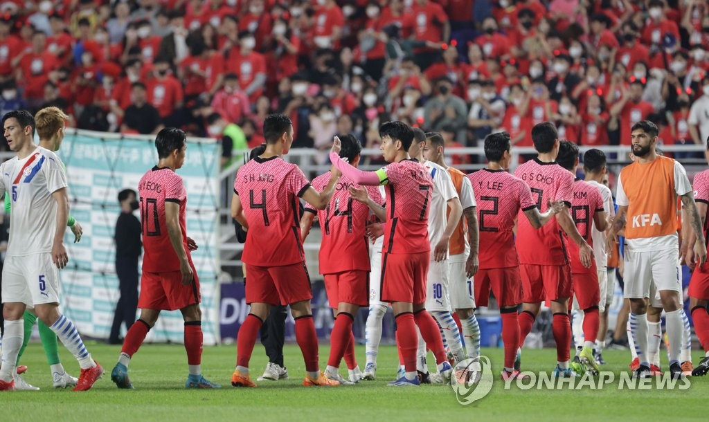 Players for South Korea (in red) and Paraguay walk off the field after a 2-2 draw in their friendly football match at Suwon World Cup Stadium in Suwon, 35 kilometers south of Seoul, on June 10, 2022. (Yonhap)