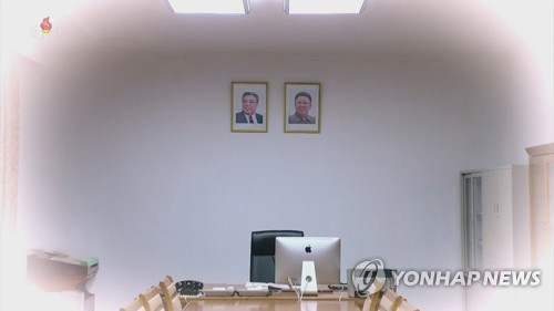 북한 고(故) 현철해 집무실에 놓인 미국 애플사 모니터