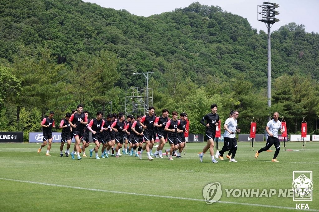 Members of the South Korean men's national football team train at the National Football Center in Paju, Gyeonggi Province, on June 13, 2022, the eve of a friendly match against Egypt, in this photo provided by the Korea Football Association. (PHOTO NOT FOR SALE) (Yonhap)