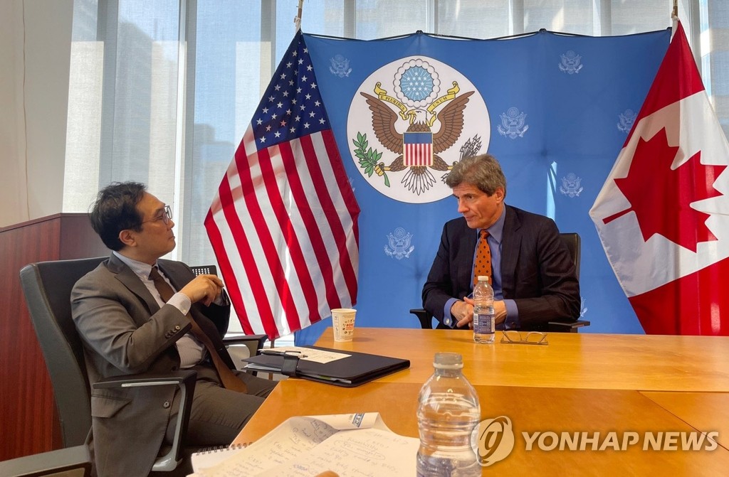 South Korean Second Vice Foreign Minister Lee Do-hoon (L) and Jose W. Fernandez, U.S. under secretary of state for economic growth, energy and the environment, hold talks in Toronto on June 15, 2022, in this photo released by Seoul's foreign ministry. (PHOTO NOT FOR SALE) (Yonhap) 