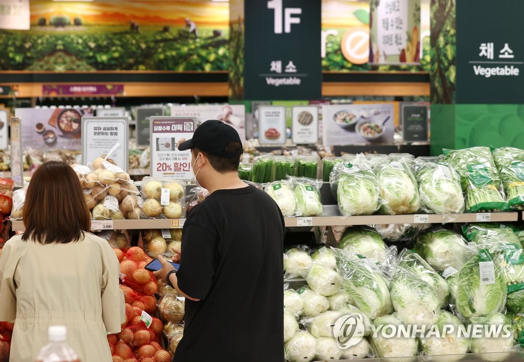 Citizens shop for vegetables at a discount supermarket in Seoul on June 15, 2022, amid high inflation. (Yonhap)