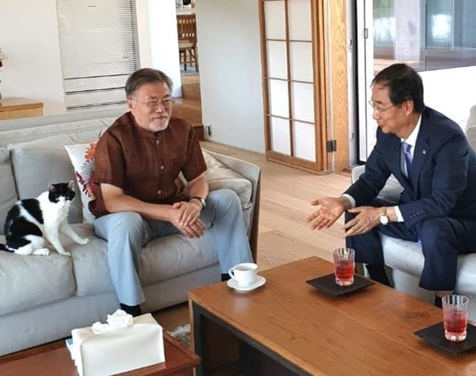 PM pays visit to ex-President Moon