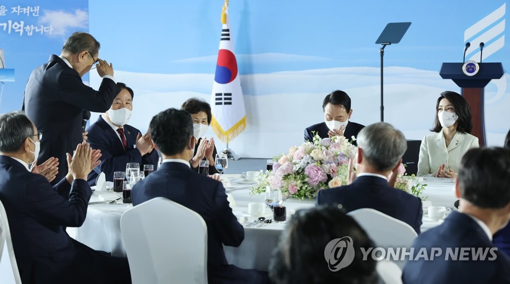 Yoon welcomes bereaved families of Korean War dead