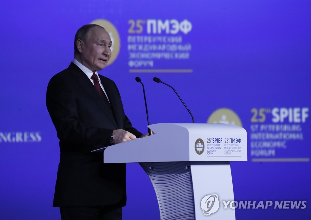 '글로벌 경제 위기는 서방 정책 탓' 주장하는 푸틴