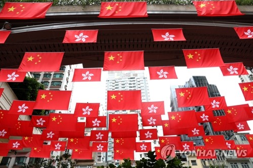 홍콩 거리에 나부끼는 주권반환 25주년 경축 깃발