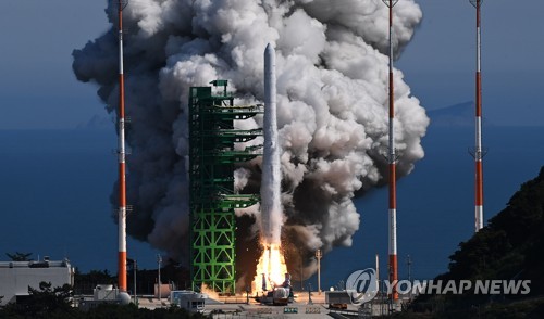 La première fusée spatiale fabriquée grâce à des technologies sud-coréennes, Nuri ou KSLV-II, transportant cinq satellites, décolle du centre spatial de Naro à Goheung, dans la province du Jeolla du Sud, à 473 km au sud de Séoul, le mardi 21 juin 2022. (Pool photo)