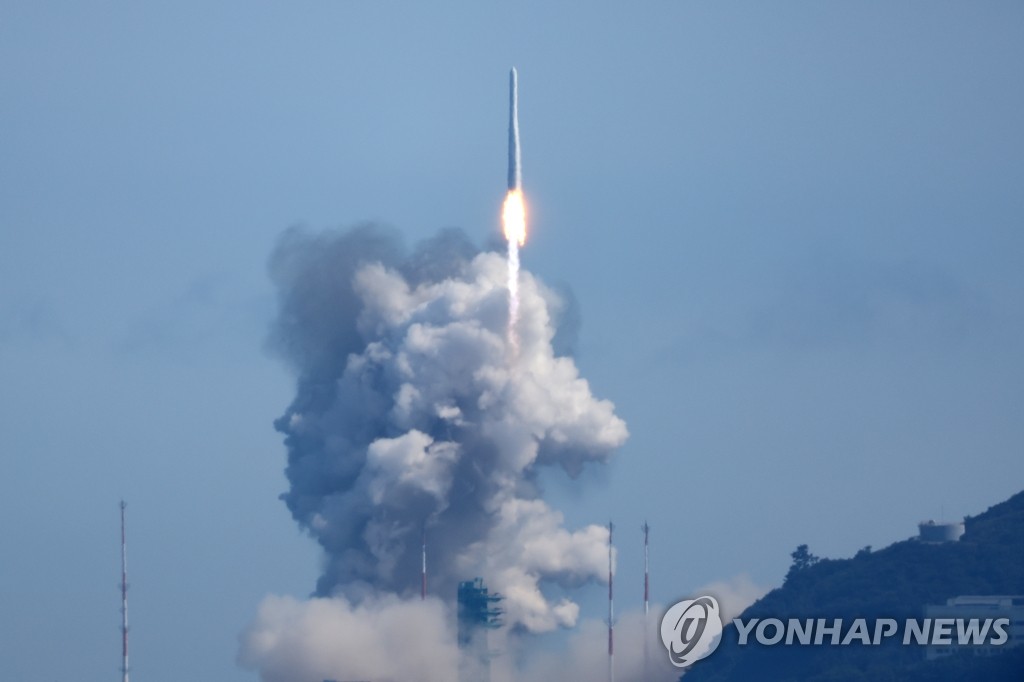 South Korea's homegrown space rocket Nuri lifts off from Naro Space Center in Goheung in southwestern South Korea on June 21, 2022. (Pool photo) (Yonhap)