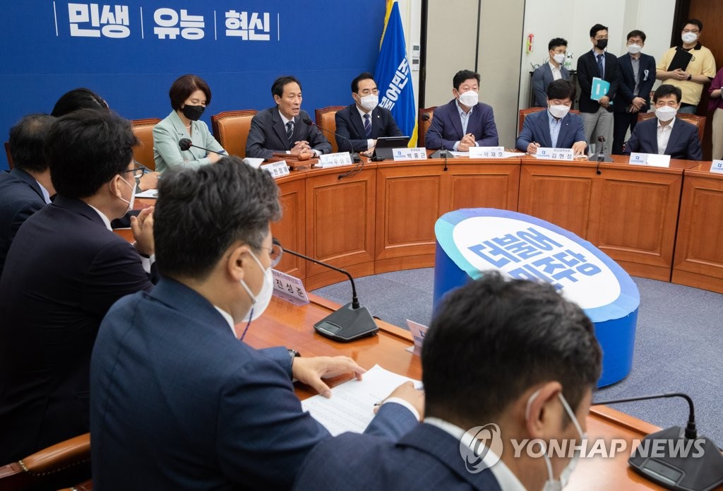 Members of the Democratic Party's emergency leadership panel attend a meeting at the National Assembly in Seoul on June 22, 2022. (Pool photo) (Yonhap)