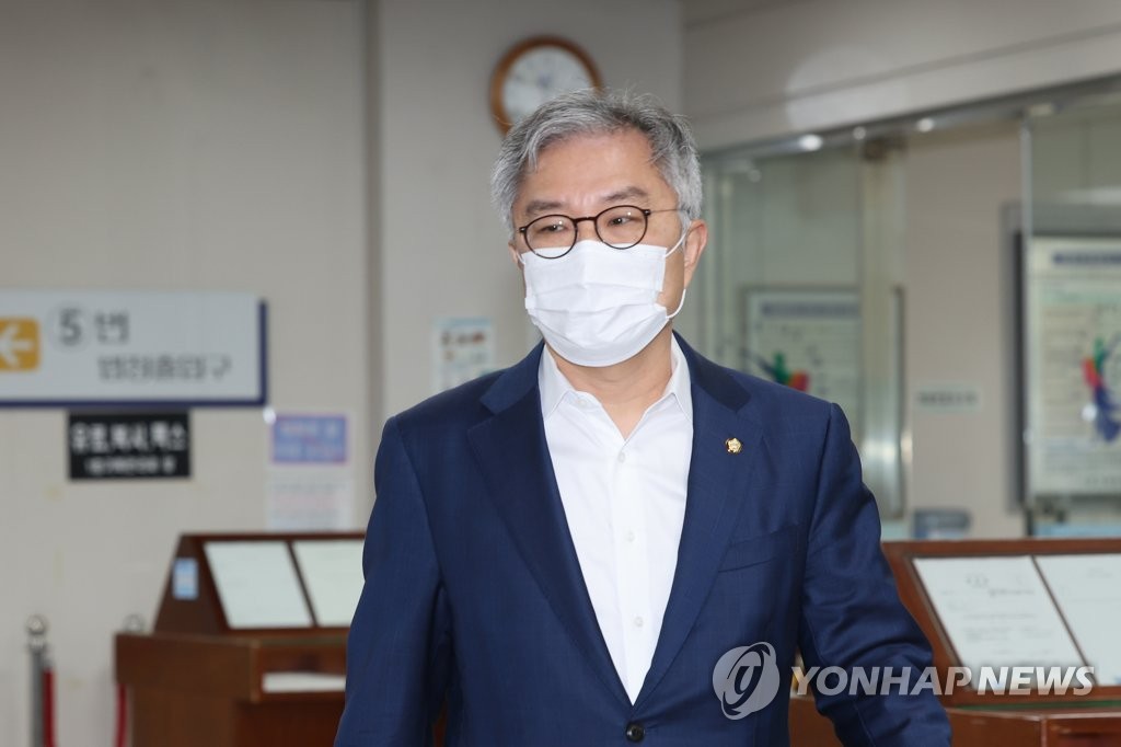 '공직선거법 위반' 관련 2심 공판 출석하는 최강욱