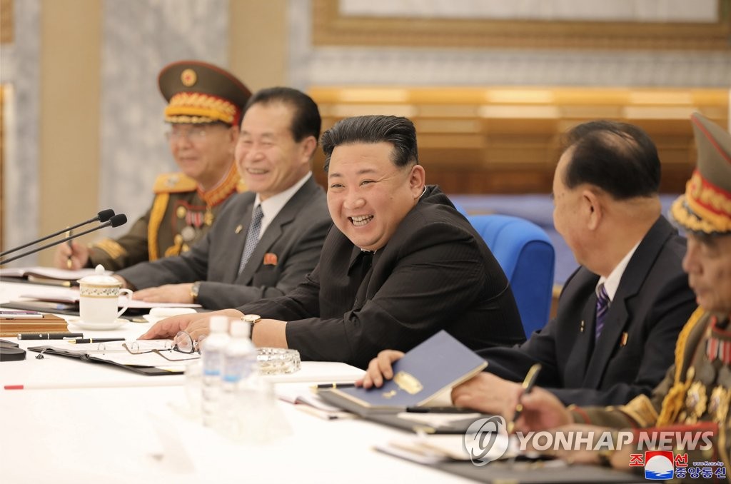 Le dirigeant nord-coréen Kim Jong-un (3e depuis la g.) préside le mercredi 22 juin 2022 une réunion élargie de la Commission militaire centrale du Parti du travail pour le deuxième jour consécutif afin de modifier le plan opérationnel des unités militaires de première ligne, a rapporté le lendemain l'Agence centrale de presse nord-coréenne (KCNA). (Utilisation en Corée du Sud uniquement et redistribution interdite)