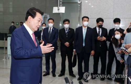 大統領室庁舎で記者団の取材に応じる尹大統領（大統領室通信写真記者団）＝（聯合ニュース）≪転載・転用禁止≫