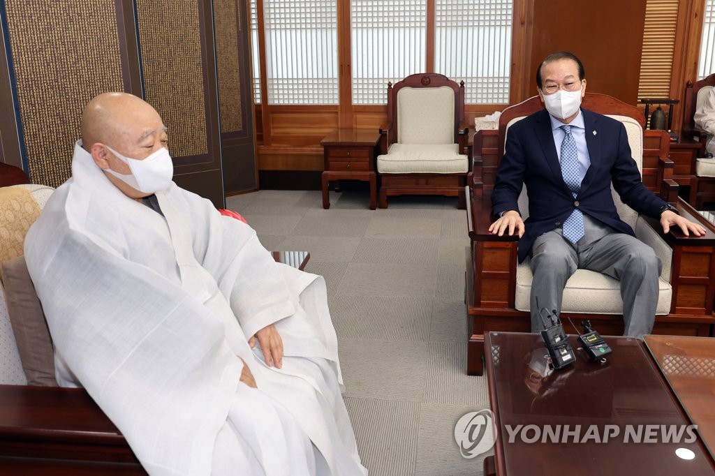 Unification minister meets Buddhist leader