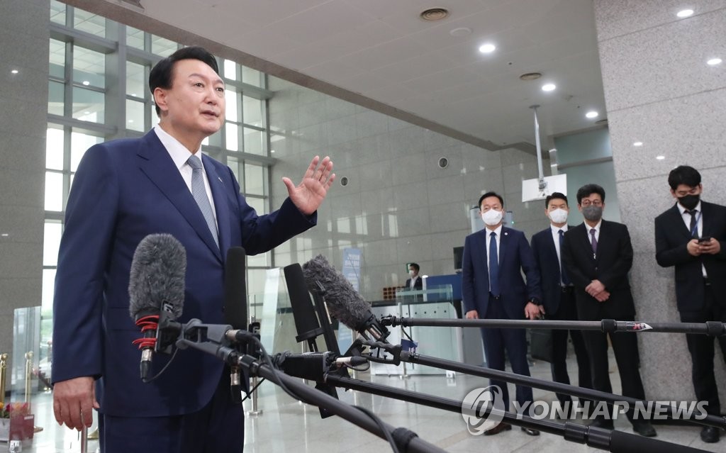 President Yoon Suk-yeol takes reporters' questions as he arrives at his office in Seoul on June 24, 2022. (Pool photo) (Yonhap)