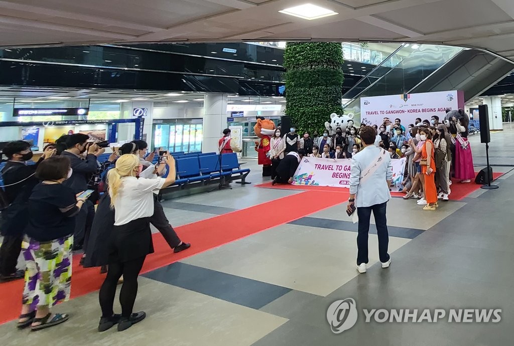 A ceremony is held to welcome travelers from the Philippines at Yangyang International Airport in Gangwon Province on June 25, 2022, as international flights resumed at the airport the previous day for the first time in over two years amid the eased pandemic. (Yonhap)